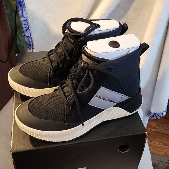 Georgeous Sorel Out and About lll  Mid Sneaker Waterproof size 7.5 NWT - Picture 1 of 6